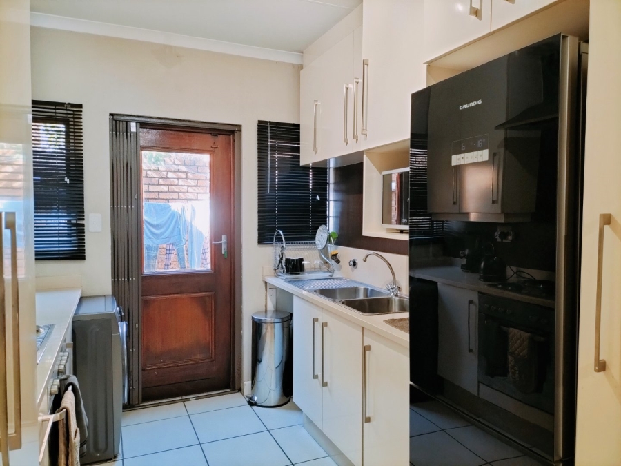 To Let 2 Bedroom Property for Rent in Atholl Gauteng