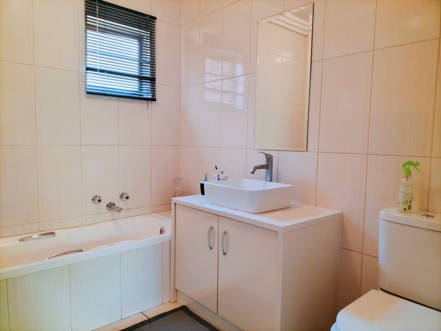 To Let 2 Bedroom Property for Rent in Atholl Gauteng