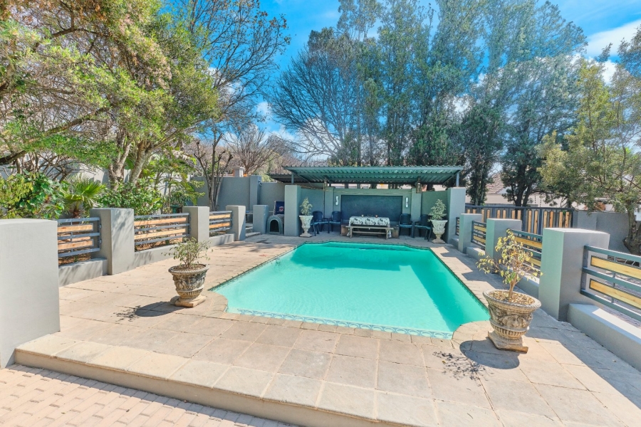  Bedroom Property for Sale in Linden Gauteng