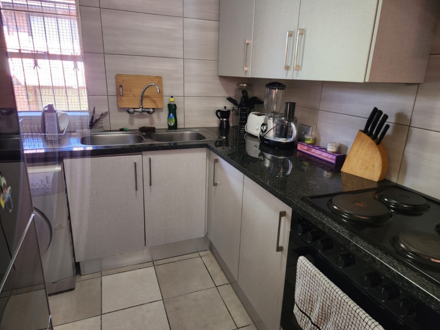 To Let 2 Bedroom Property for Rent in Bassonia Gauteng