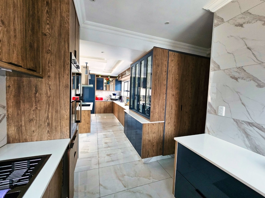 5 Bedroom Property for Sale in Helderwyk Gauteng