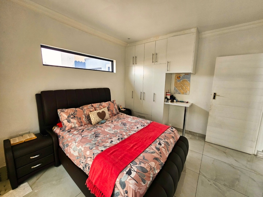 5 Bedroom Property for Sale in Helderwyk Gauteng