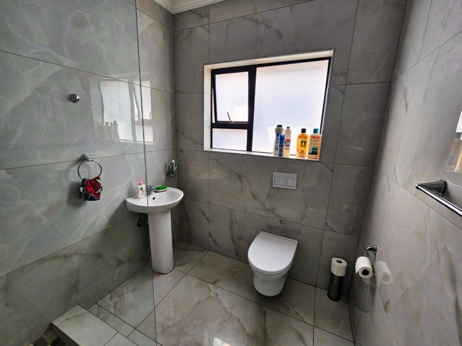 5 Bedroom Property for Sale in Helderwyk Gauteng