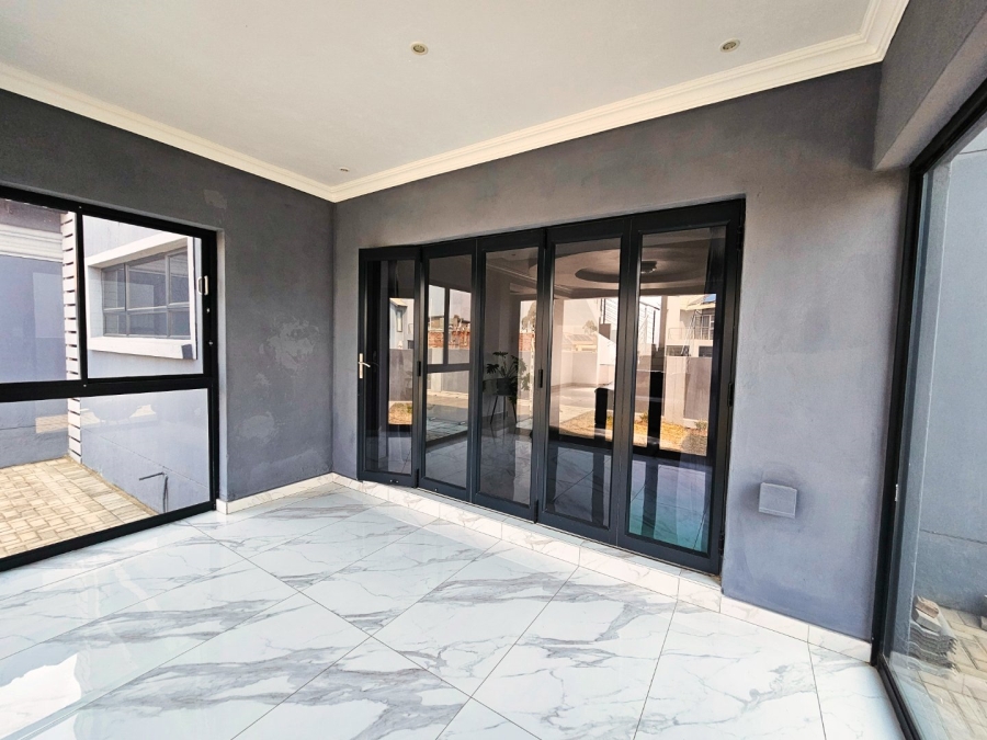 5 Bedroom Property for Sale in Helderwyk Gauteng