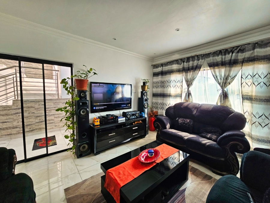 5 Bedroom Property for Sale in Helderwyk Gauteng