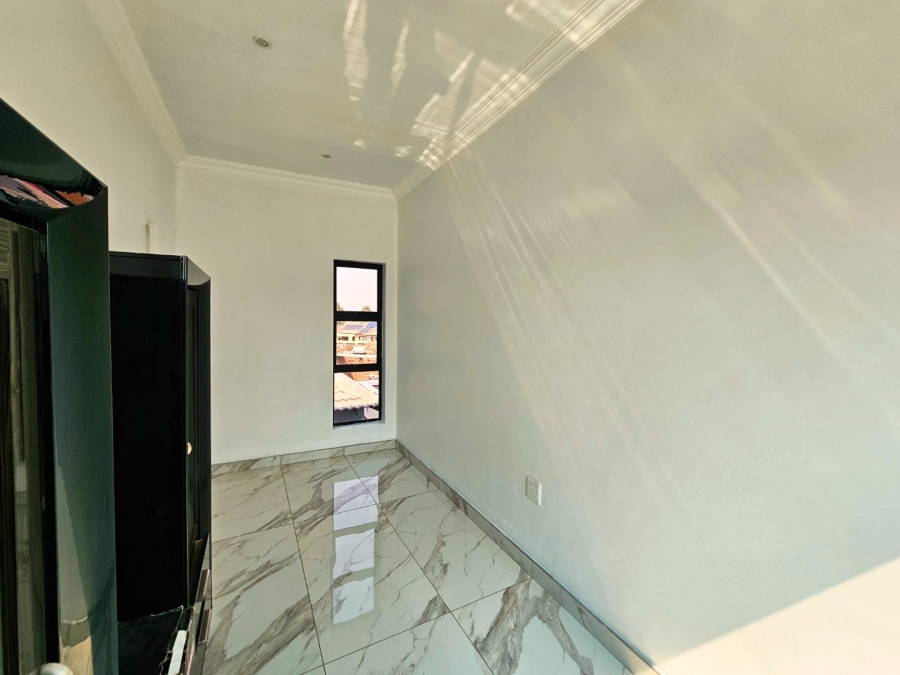 5 Bedroom Property for Sale in Helderwyk Gauteng