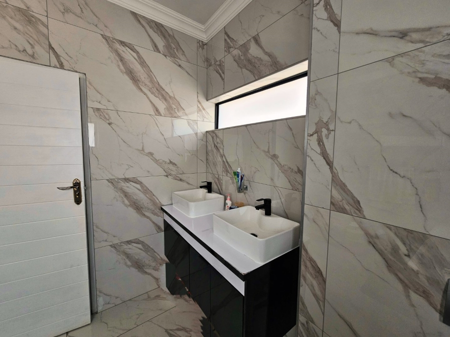 5 Bedroom Property for Sale in Helderwyk Gauteng