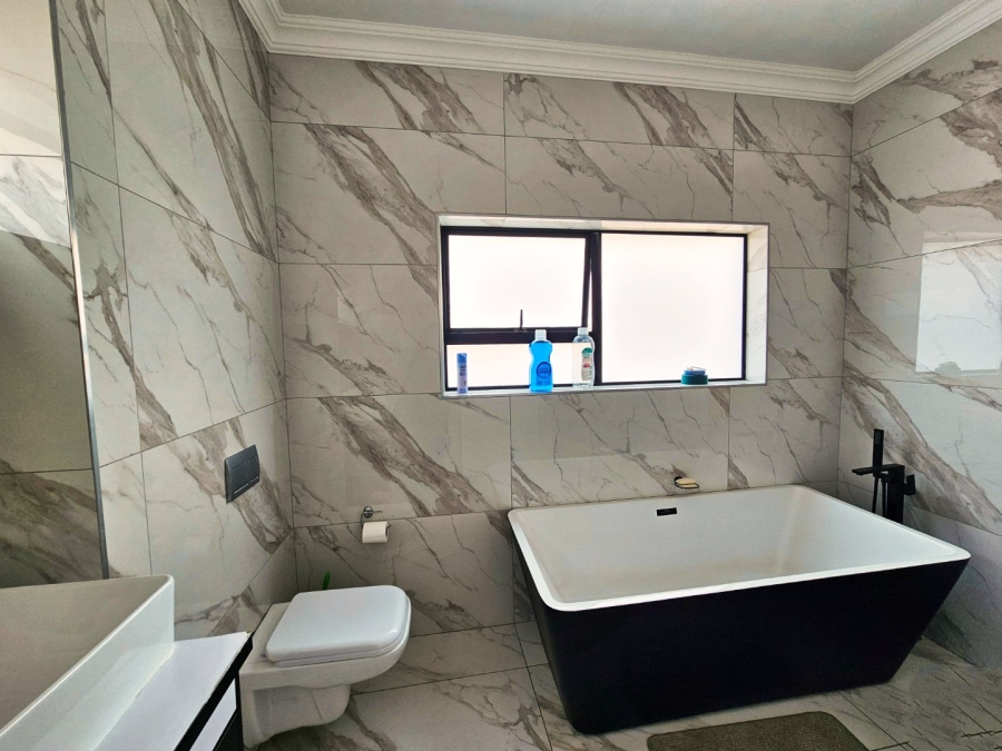 5 Bedroom Property for Sale in Helderwyk Gauteng