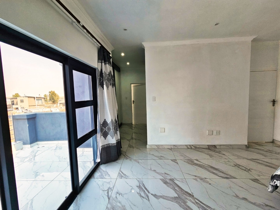5 Bedroom Property for Sale in Helderwyk Gauteng