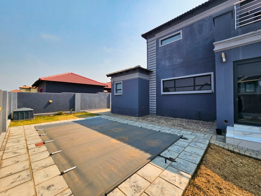 5 Bedroom Property for Sale in Helderwyk Gauteng