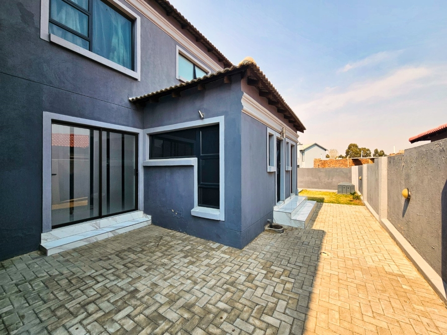 5 Bedroom Property for Sale in Helderwyk Gauteng