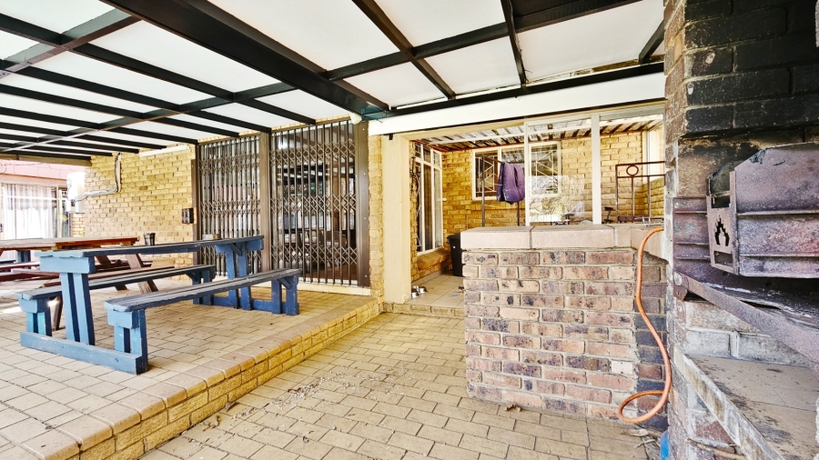 4 Bedroom Property for Sale in Three Rivers Proper Gauteng