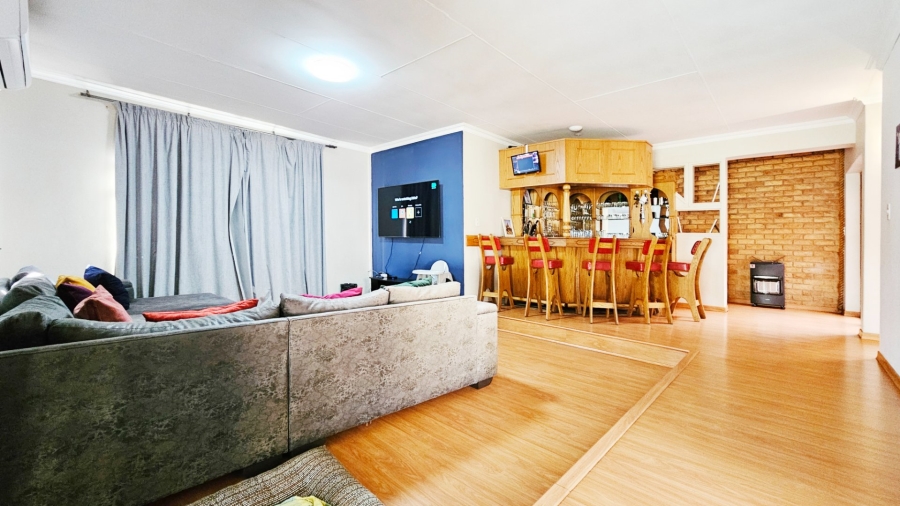 4 Bedroom Property for Sale in Three Rivers Proper Gauteng