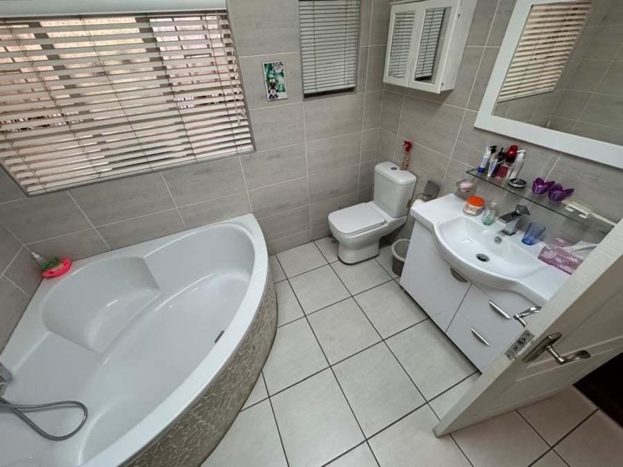4 Bedroom Property for Sale in Eldoraigne Gauteng