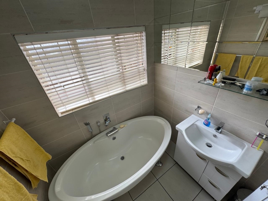 4 Bedroom Property for Sale in Eldoraigne Gauteng