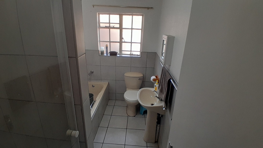 To Let 2 Bedroom Property for Rent in Glen Austin Gauteng