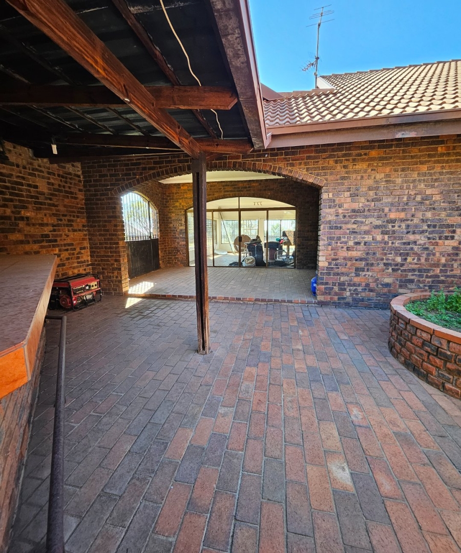 To Let 4 Bedroom Property for Rent in Randjesfontein A H Gauteng