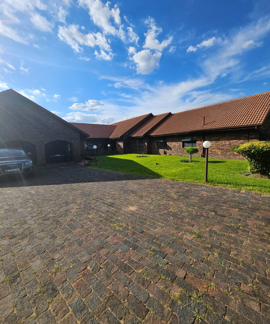 To Let 4 Bedroom Property for Rent in Randjesfontein A H Gauteng