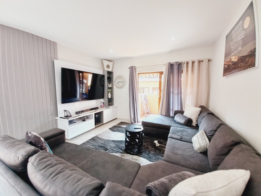 2 Bedroom Property for Sale in Buurendal Gauteng