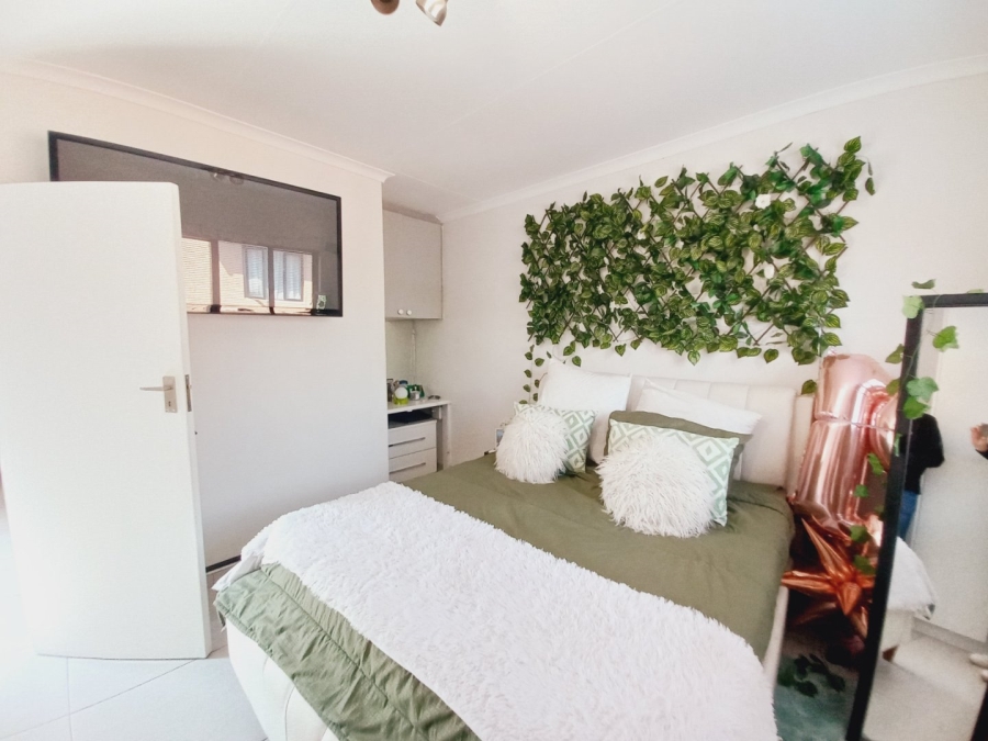 2 Bedroom Property for Sale in Buurendal Gauteng