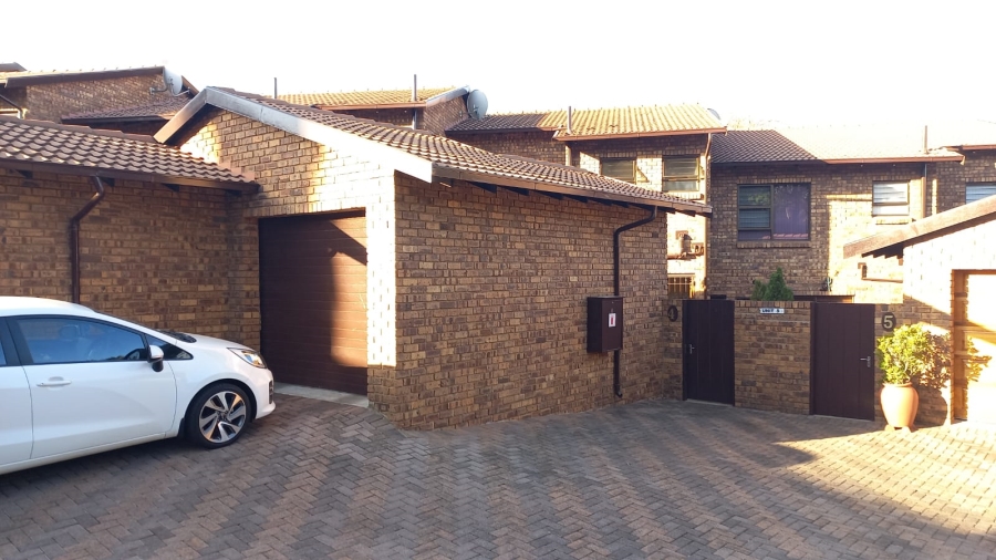 To Let 2 Bedroom Property for Rent in Ridgeway Gauteng