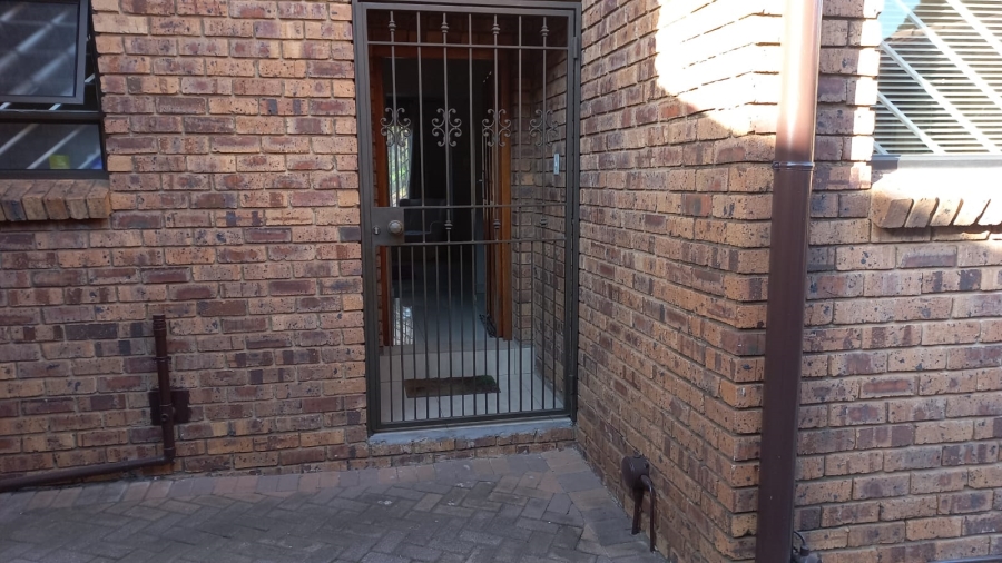 To Let 2 Bedroom Property for Rent in Ridgeway Gauteng