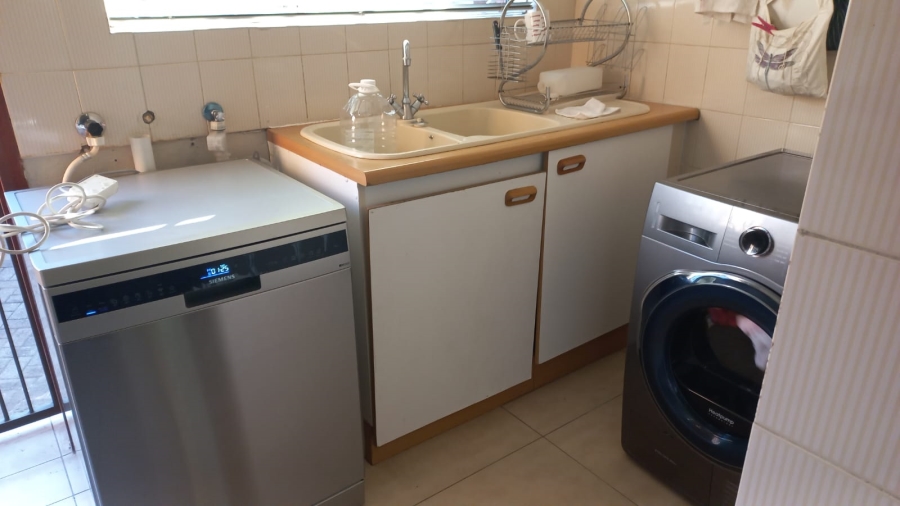To Let 2 Bedroom Property for Rent in Ridgeway Gauteng