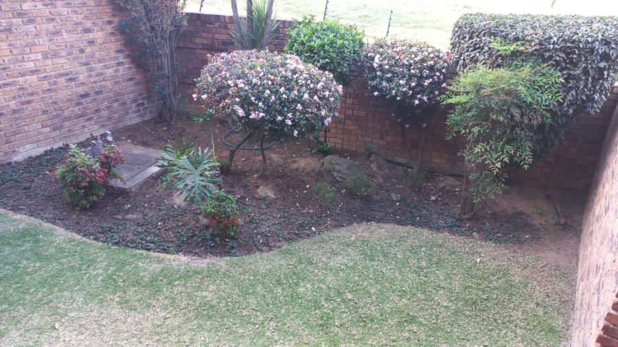 To Let 2 Bedroom Property for Rent in Ridgeway Gauteng