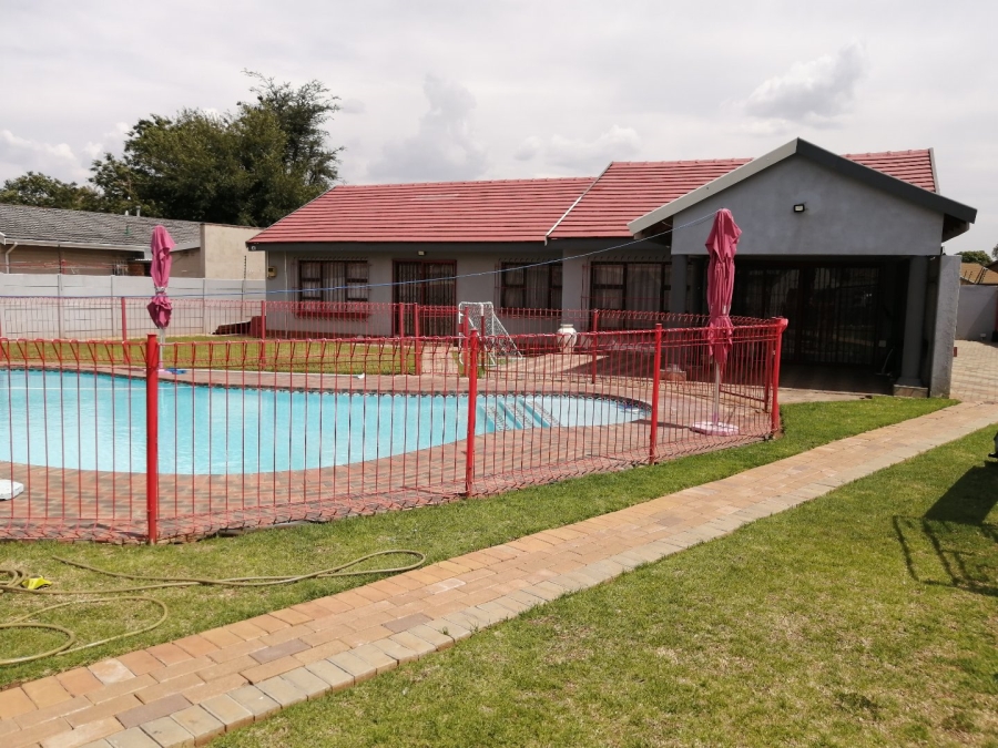 3 Bedroom Property for Sale in Strubenvale Gauteng