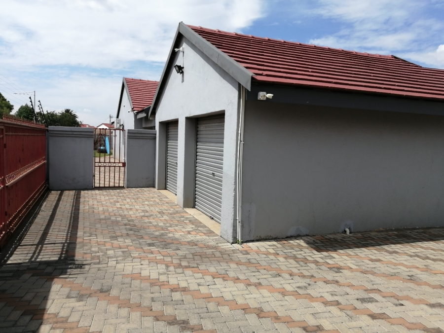 3 Bedroom Property for Sale in Strubenvale Gauteng