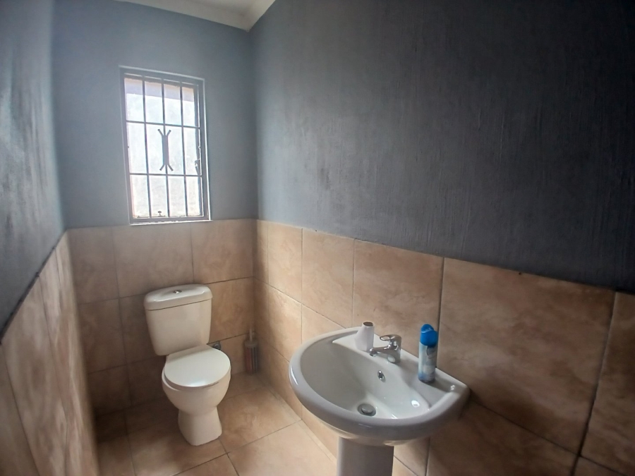 5 Bedroom Property for Sale in Edenvale Central Gauteng