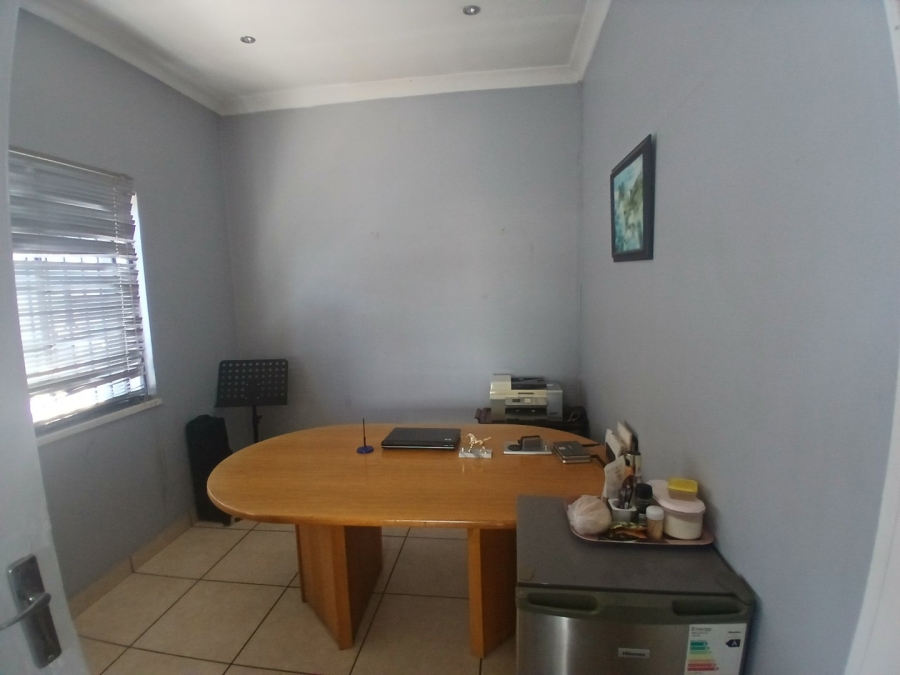 5 Bedroom Property for Sale in Edenvale Central Gauteng