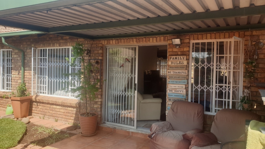 2 Bedroom Property for Sale in Rooihuiskraal North Gauteng