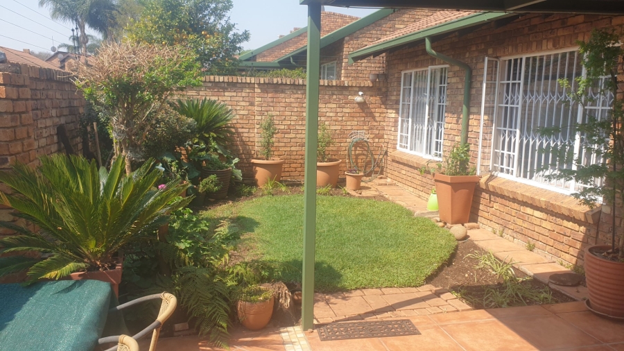 2 Bedroom Property for Sale in Rooihuiskraal North Gauteng