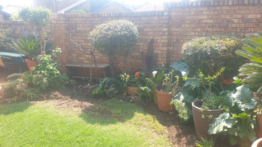2 Bedroom Property for Sale in Rooihuiskraal North Gauteng