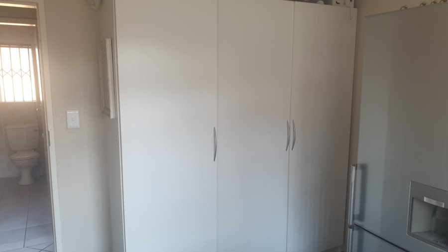 2 Bedroom Property for Sale in Rooihuiskraal North Gauteng