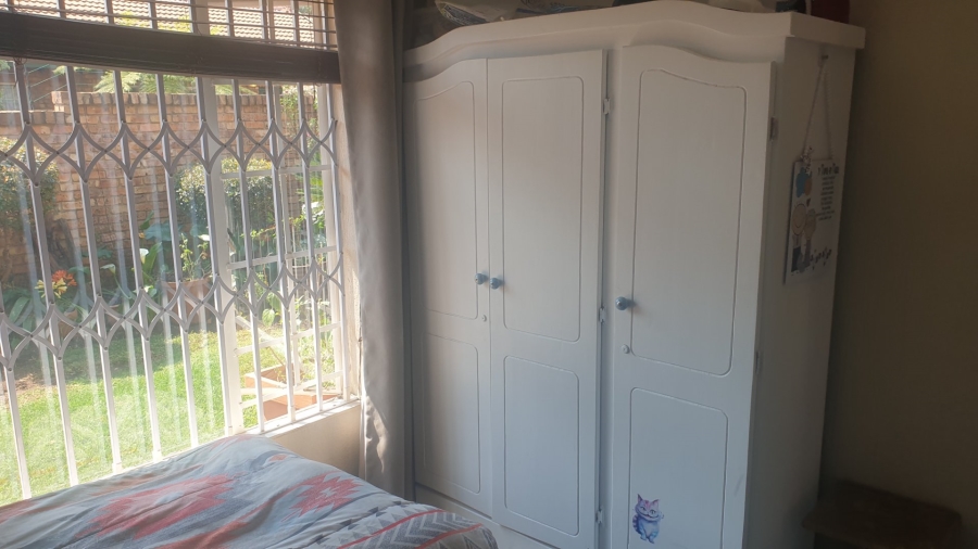 2 Bedroom Property for Sale in Rooihuiskraal North Gauteng