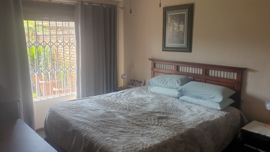 2 Bedroom Property for Sale in Rooihuiskraal North Gauteng