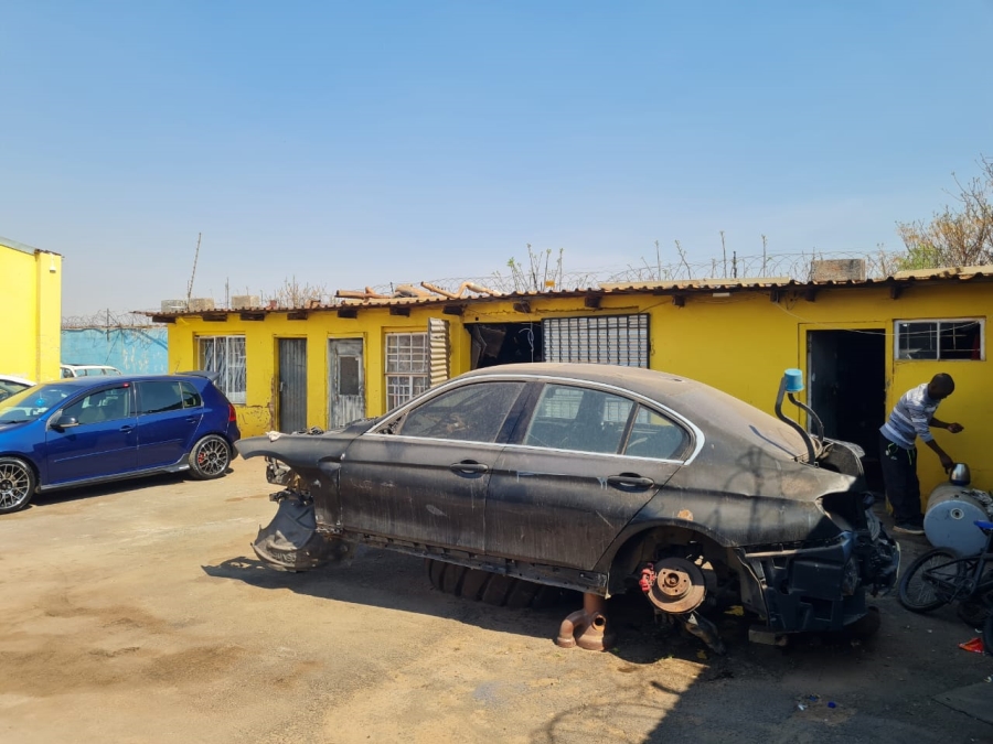 Commercial Property for Sale in Lenasia Ext 11 Gauteng