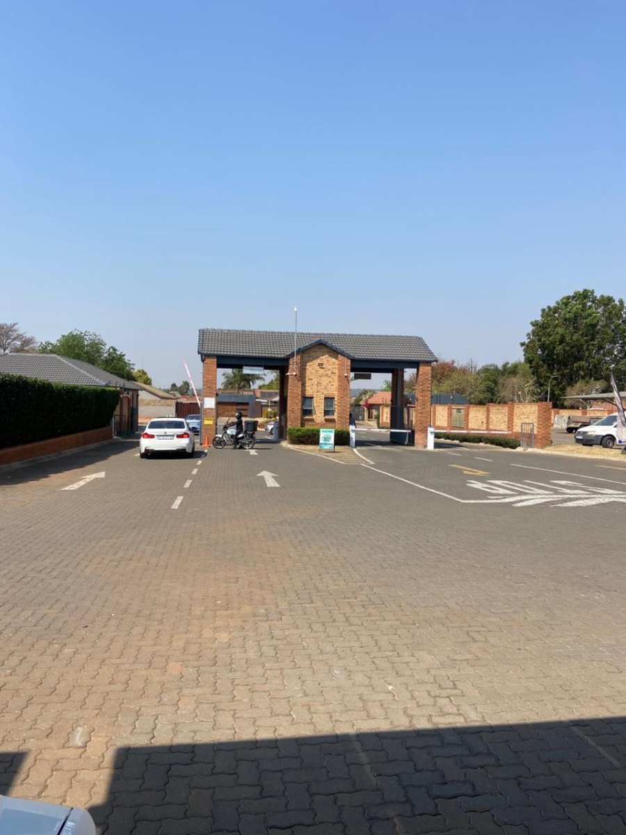 2 Bedroom Property for Sale in Heuweloord Gauteng