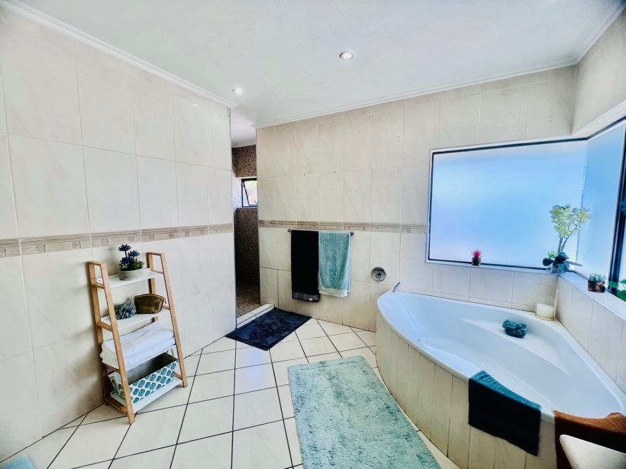 To Let 4 Bedroom Property for Rent in Silver Lakes Golf Estate Gauteng