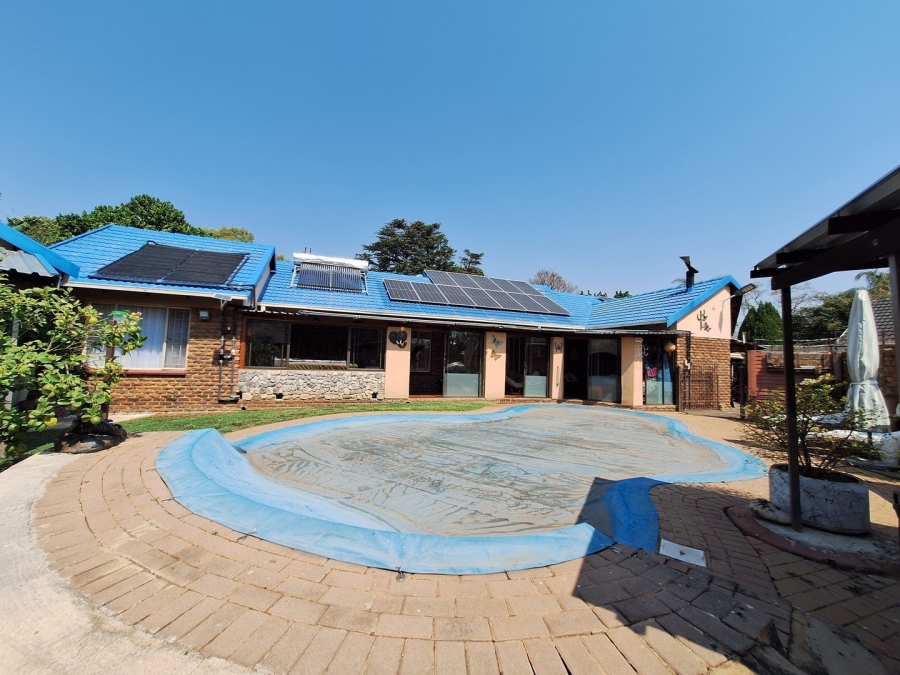5 Bedroom Property for Sale in Rooihuiskraal Gauteng
