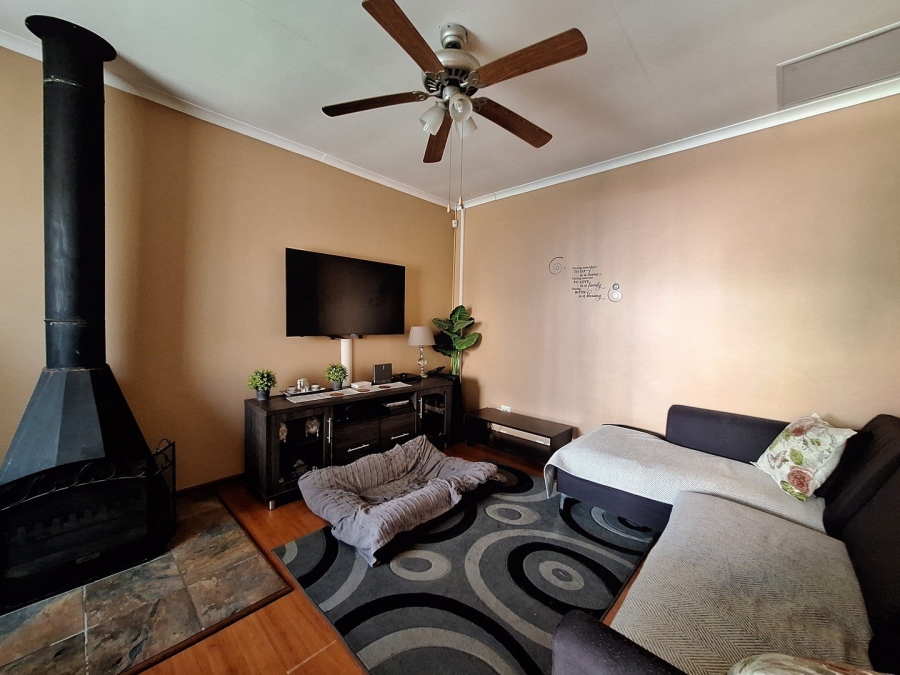 5 Bedroom Property for Sale in Rooihuiskraal Gauteng