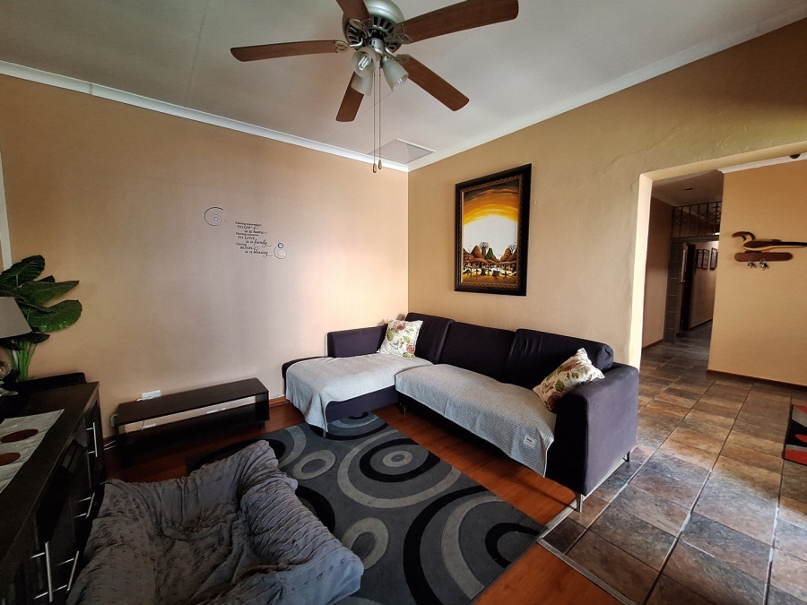 5 Bedroom Property for Sale in Rooihuiskraal Gauteng