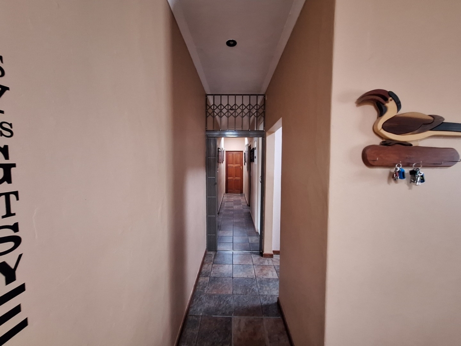 5 Bedroom Property for Sale in Rooihuiskraal Gauteng