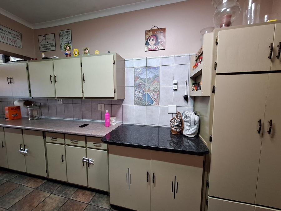 5 Bedroom Property for Sale in Rooihuiskraal Gauteng
