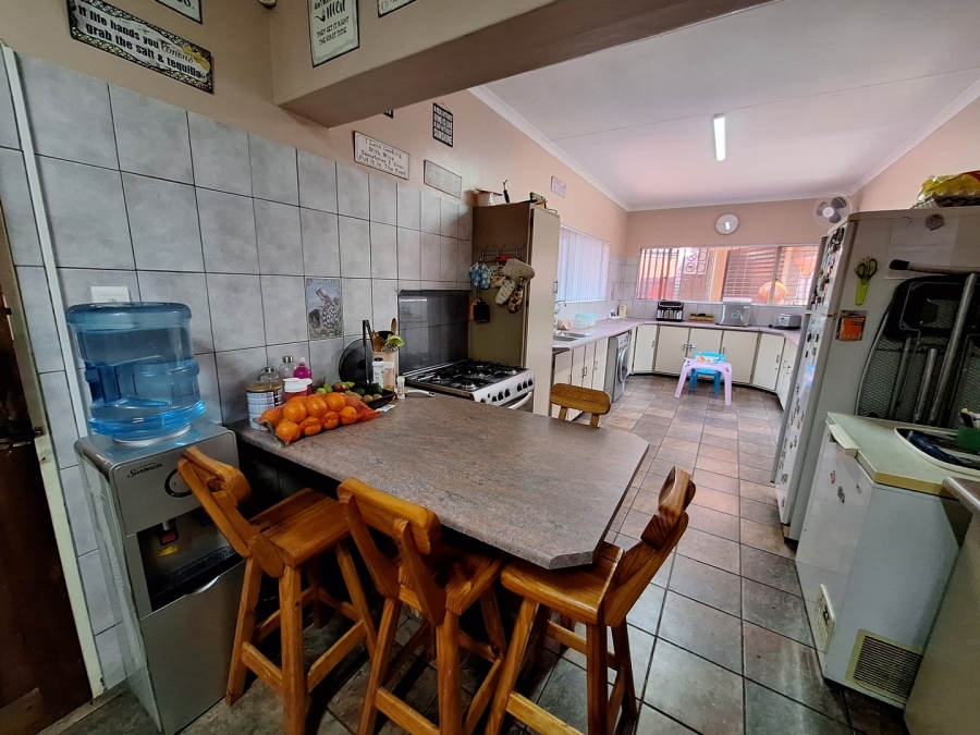 5 Bedroom Property for Sale in Rooihuiskraal Gauteng