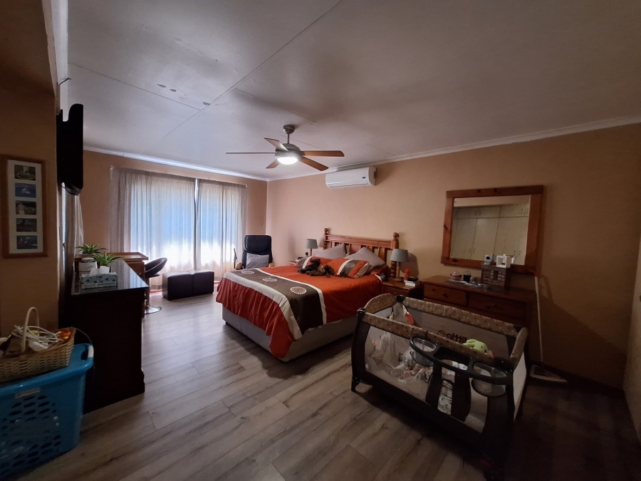 5 Bedroom Property for Sale in Rooihuiskraal Gauteng
