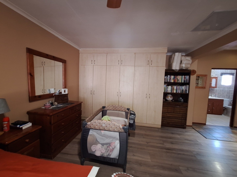 5 Bedroom Property for Sale in Rooihuiskraal Gauteng