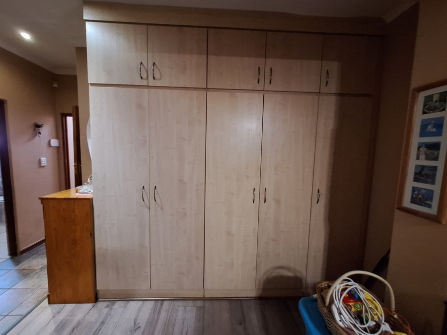 5 Bedroom Property for Sale in Rooihuiskraal Gauteng